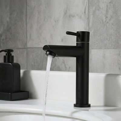 Robinet lavabo de forme optimisée pour diriger le flux d'eau 