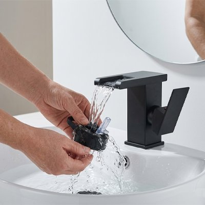 Robinet salle de bain disponible en noir mat ou chromé 