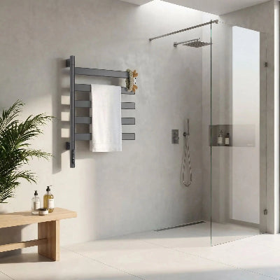 sèche serviette gris a cote de la douche