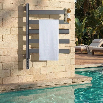 sèche serviette gris a la sortie de la piscine