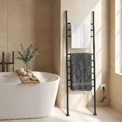 sèche serviette noir déposer prêt de la baignoire