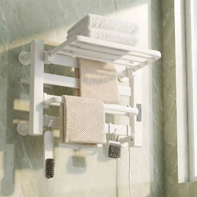 sèche serviettes blanc sur mur imitation marbre