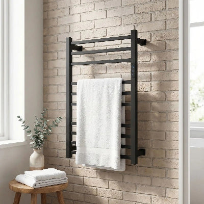 sèche serviettes noir sur mur en brique beige