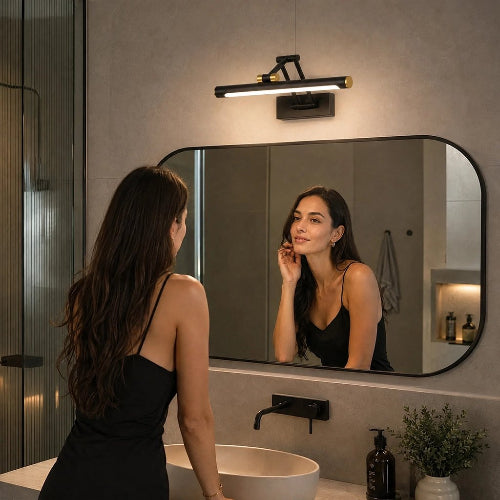 Salle de bain éclairé par une applique murale LED noire aux détails dorés