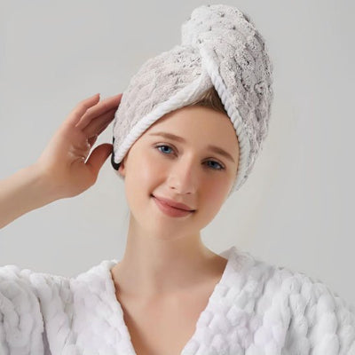 serviette cheveux blanche moelleuse et confortable pour la fibre capillaire 