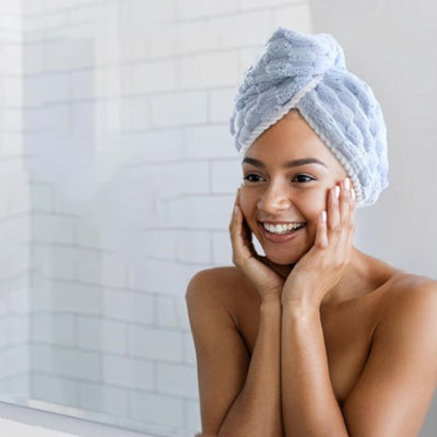 serviette cheveux bleu qui maintien grâce à une attache pratique