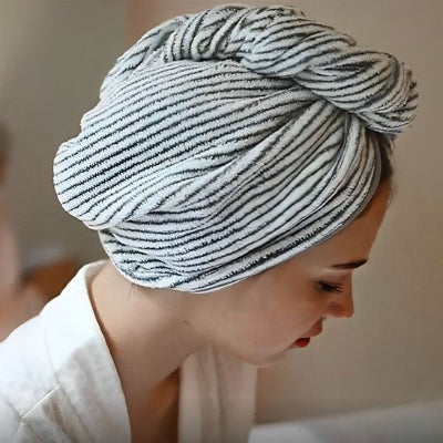 Serviette cheveux charbon de bambou libérant les mains 