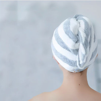 serviette cheveux libérant les mains pour le maquillage ou les soins 
