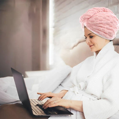 serviette cheveux rose ergonomique qui épouse la tête