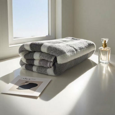 serviette de bain rayée grise et blanche absorbante