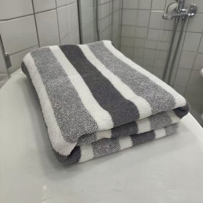 serviette de bain rayée grise et blanche 