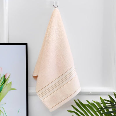 serviette invite peut être suspendue grâce à sa texture légère