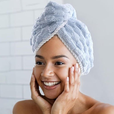 Serviette microfibre pour cheveux bouton-pression intégré maintenant la serviette
