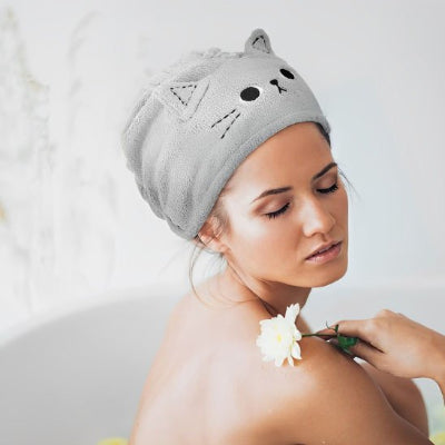 serviette pour cheveux ergonomique adaptée à l'enroulement des cheveux