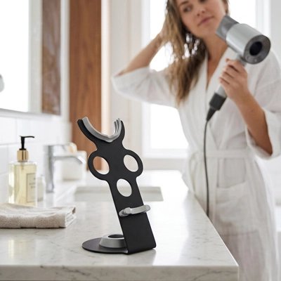 Support métallique noir pour sèche-cheveux avec design original