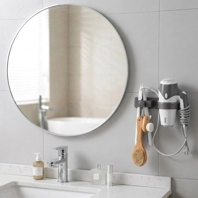 Support mural pour sèche-cheveux installé à côté d’un lavabo