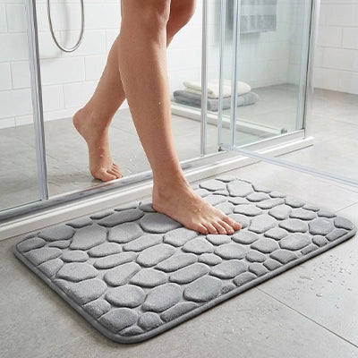 tapis de bain au design texturé inspiré de pierres naturelles