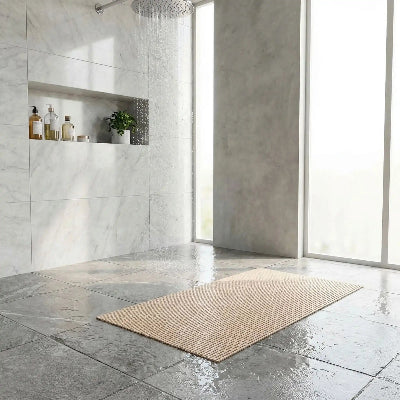 tapis de douche antidérapant dans une douche italienne