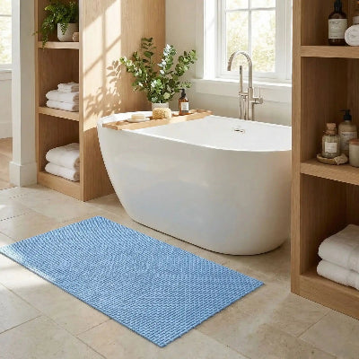 tapis de douche antidérapant devant une baignoire