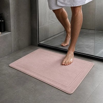 Tapis de salle de bain rose à mémoire de forme