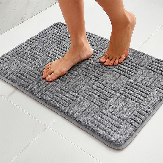 Tapis salle de bain gris a surface moelleuse
