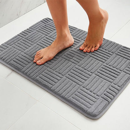Tapis salle de bain gris a surface moelleuse