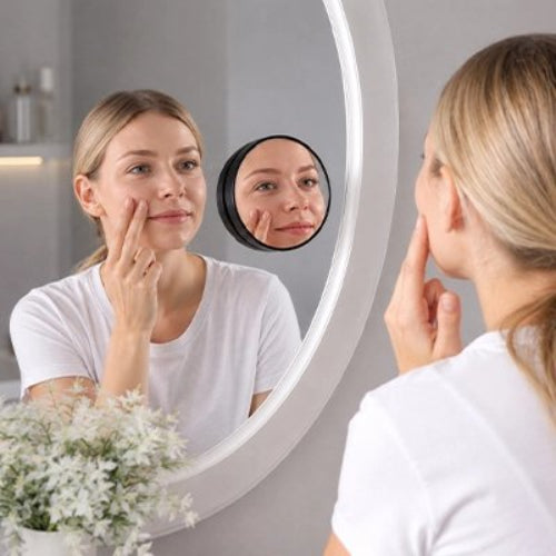 tMiroir grossissant fixé sur un miroir de salle de bain