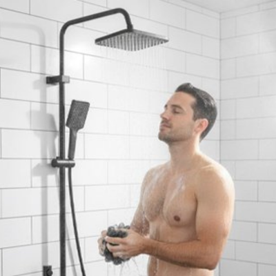 un-homme-apprécie-sa-colonne-de-douche-a-effet-pluie