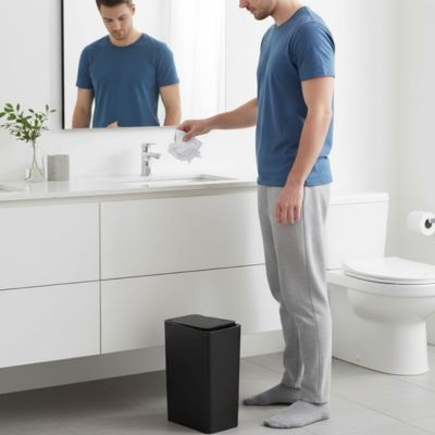 un-homme-devant-sa-poubelle-salle-de-bain