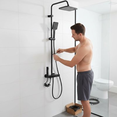 un homme qui installe la Colonne de douche
