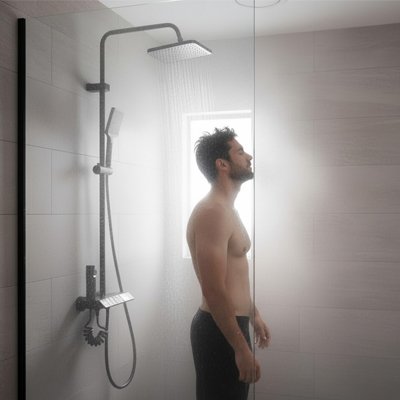 un homme se détend sous ca colonne de douche