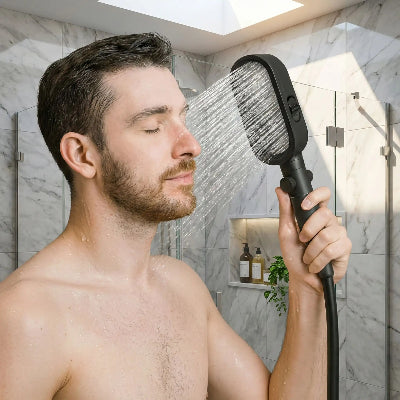 un-homme-se-lavant-avec-le-pommeau-de-douche