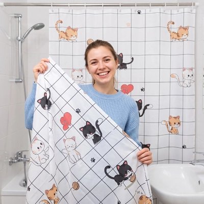 Un rideau de douche PEVA à motifs de chats joueurs