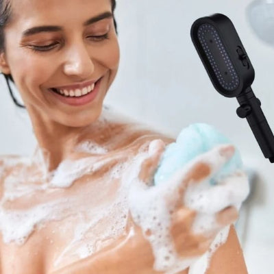 Une femme satisfaite de son Pommeau douche 