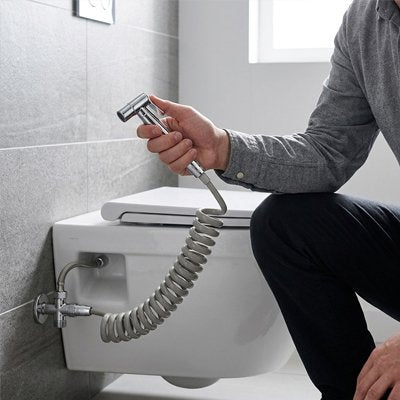 Utilisation d’une douchette WC avec flexible spiralé noir extensible